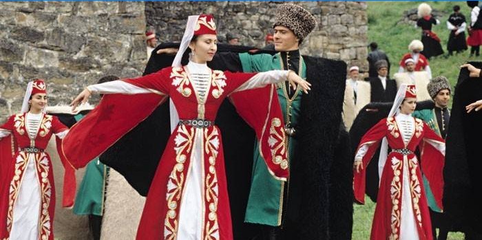 Жене и мушкарци плешу у чеченским костимима