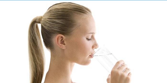 Девојка пије воду