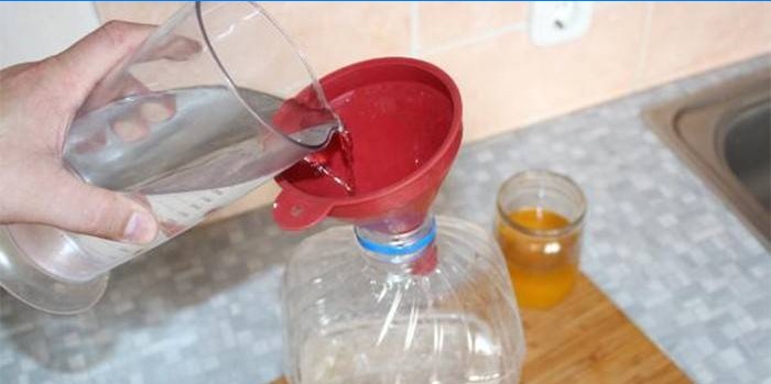 Процес мешања алкохола са водом