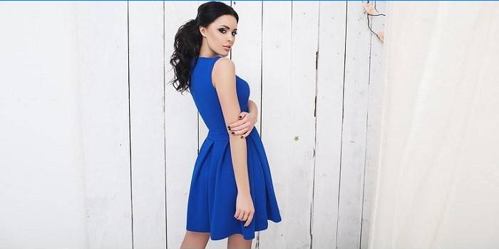 Девојка у плавој хаљини са потпуном сукњом