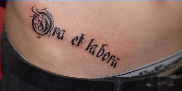 Дјевојка Тетоважа: Моли се и ради