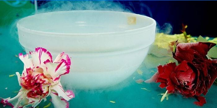 Течни азот у посудама и цвећу