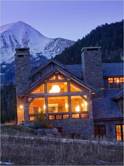 Сеоска кућа са сопственим скијашким стазама у Монтани